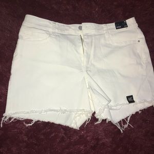 Cute white shorts 🏖